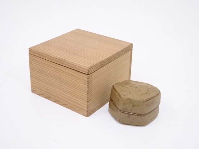 伊羅保釉亀甲香合